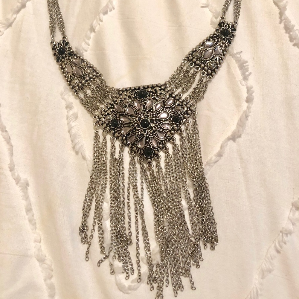 Beautiful necklace with tassel detail